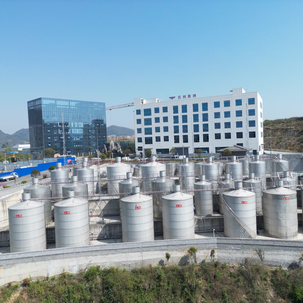 爱体育(中国)酒业酒罐区与厂区